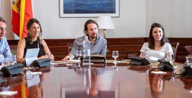 El secretario general de Podemos, Pablo Iglesias, junto a otros dirigentes de Podemos de las confluencias y también de Izquierda Unida, como Yolanda Díaz (i) e Irene Montero (d), durante la reunión de la mesa política Confederal para las negociaciones de