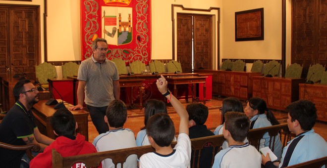 Visita de escolares al salón de plenos del Ayuntamiento de Zamora.