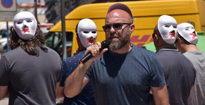 Luis Miguel Lorente, dirigiendo una protesta de la ARP contra el comisario Alfonso Cid en Alicante.