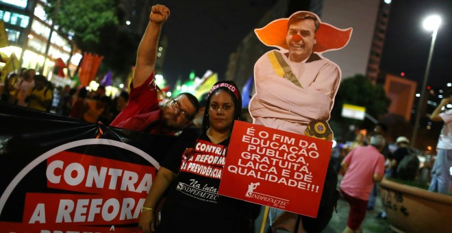 Los manifestantes participan en una huelga general contra la pensión del gobierno. Reuters