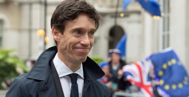 El candidato conservador a liderar el Partido Conservador y responsable de Desarrollo Internacional, Rory Stewart, llega a la sede de la BBC en Londres para participar en un debate junto a los candidatos restantes. EFE/Facundo Arrizabalaga