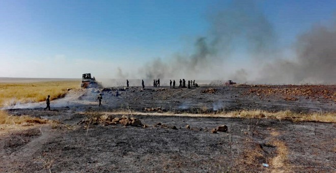 Los voluntarios de la milicia yazidí de las YBS han colaborado en la extinción de fuegos en la región yazidí de Irak, en Sinyar. Foto cedida por las YBS.