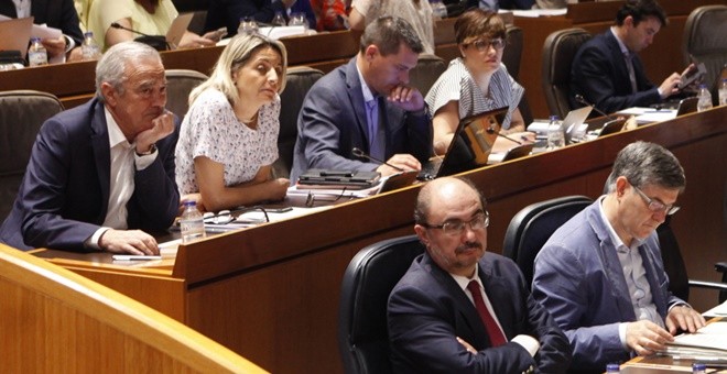 Javier Lambán, tras él Javier Sada, que este jueves será elegido presidente de las Cortes de Aragón, y a su izquierda Vicente Guillén, consejero de Presidencia que relevará a Sada como portavoz del PSOE. Cortes de Aragón