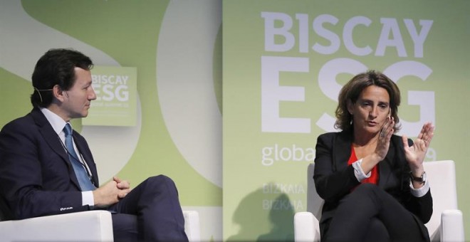 19.06.22019- La ministra en funciones de Transición Ecológica, Teresa Ribera, junto al CEO de Fineco Enrique Sáez, en la mesa redonda el miércoles 19 de junio en el 'Biscay ESG Global Summit'. EFE/Luis Tejido