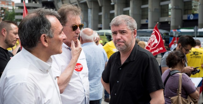 El secretario general de CCOO, Unai Sordo, junto a los trabajadores de Alcoa, que han marchado hasta el Ministerio de Industria, para reclamar una solución de futuro para las plantas de Avilés (Asturias) y A Coruña. EFE/Luca Piergiovanni