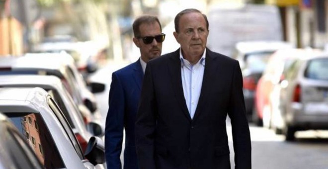 José María Rodríguez, expresidente del PP balear, llegando a los juzgados de Palma, escoltado, para declarar sobre la mafia de la Policía Local. / EFE