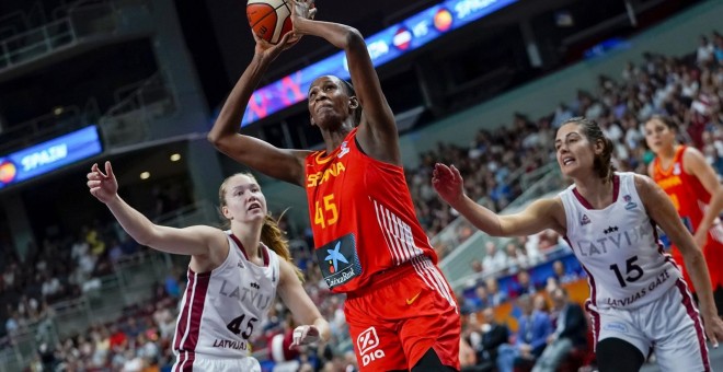 Astou Ndour, durante un partido con la selección española de baloncesto.FEB / ALBERTO NEVADO