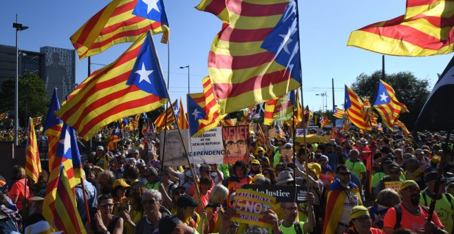 Milers d'independentistes s'han concentrat aquest dimarts a Estrasburg davant del Parlament Europeu. EFE / PATRICK SEEGER