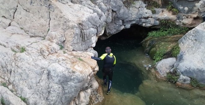 Un equipo de emergencias operando en un río, en una imagen de archivo. / EFE