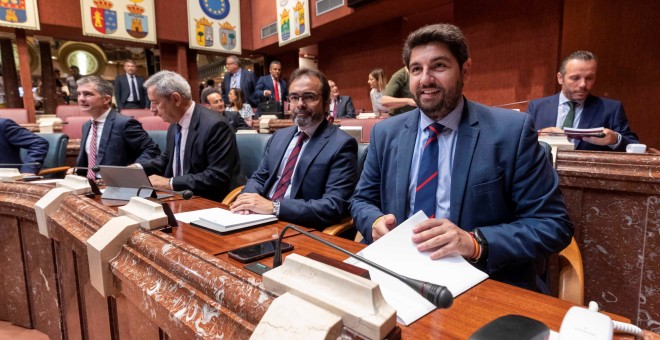 02/07/2019.- El candidato a la presidencia de la Comunidad de Murcia Fernando López Miras (2d), junto a los consejeros de Hacienda, Fernando de la Cierva (2i), y de presidencia, Pedro Rivera (3d) en el parlamento murciano en Cartagena. / EFE