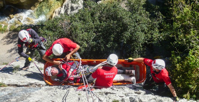 Simulacre d'un rescat de muntanya dels Bombers a Sadernes (Girona)