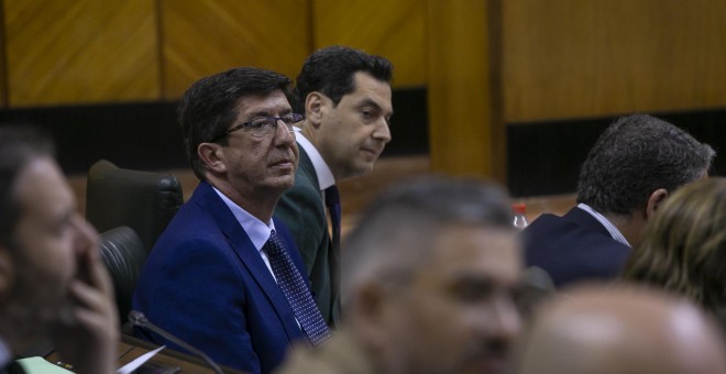 Juan Marín y Juanma Moreno, en el Parlamento de Andalucía