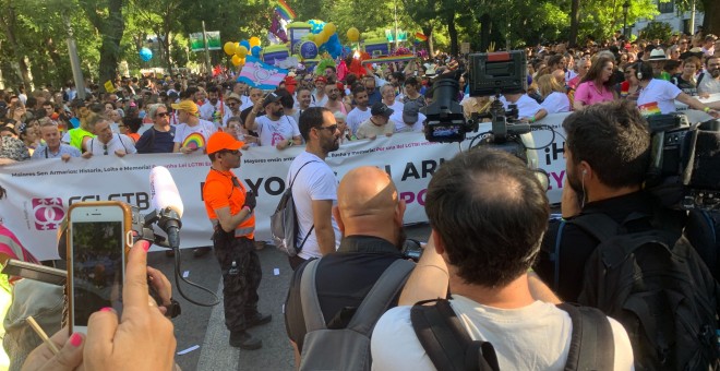 Cabecera de la manifestación del Orgullo LGTBI, bajo el lema 'Mayores sin armarios'. /ESTEFANÍA ROSELLÓ