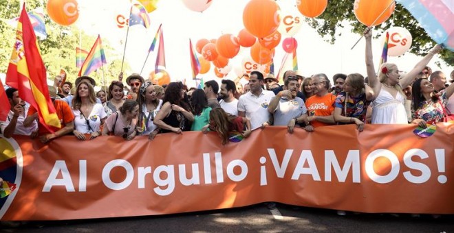 La portavoz de Ciudadanos, Inés Arrimadas (c-i), el líder de Cs en la Comunidad de Madrid, Ignacio Aguado (c) y el secretario general del grupo parlamentario del partido, Miguel Gutiérrez (c-d), participan en la manifestación del Orgullo 2019. /EFE