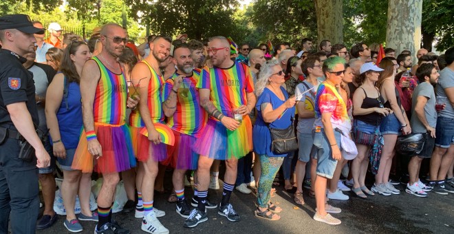 Varios hombres con camisetas y faldas arcoiris durante la manifestación del Orgullo 2019. /ESTEFANÍA ROSELLÓ