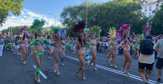 Un grupo bailando samba en la manifestación del Orgullo 2019 en Madrid. /ESTEFANÍA ROSELLÓ