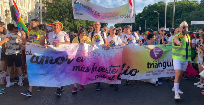 Pancarta de la Asociación Triángulo bajo el lema 'El amor es más fuerte que el odio', en la manifestación del Orgullo 2019. /ESTEFANÍA ROSELLÓ