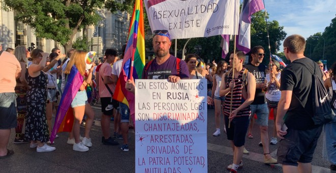 Un manifestante recuerda en un cartel la persecución que sufre la comunidad LGTBI en Rusia. /ESTEFANÍA ROSELLÓ