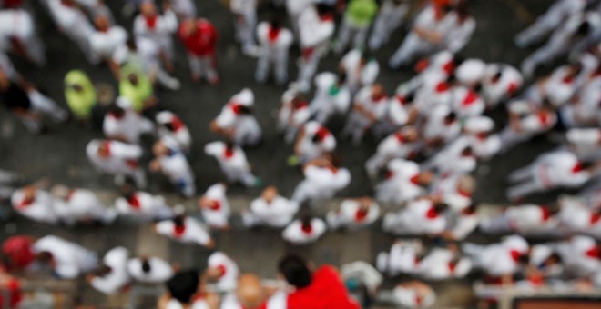 Participantes en un encierro de los sanfermines, en Pamplona. / EFE