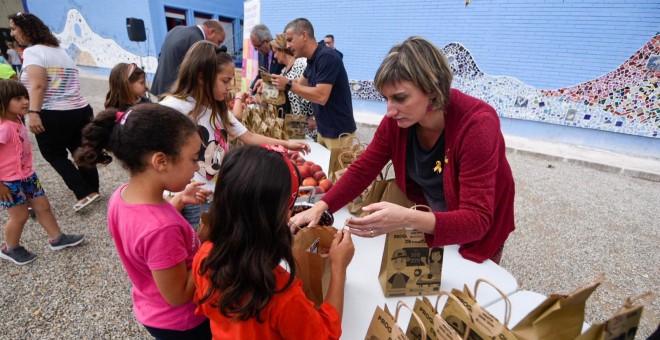 La consellera de Salut, Alba Vergés, repartint fruita a alumnes d’una escola.