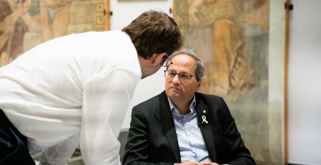 Torra, amb un dels seus assessors, just abans d'arrencar l'entrevista. JOEL KASHILA.