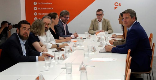 El secretario general de Ciudadanos José Manuel Villegas (c), durante la reunión de la ejecutiva semanal, marcada por la convocatoria imprevista de un Consejo general con el que Albert Rivera pretende plantar cara a la critica interna. EFE/Zipi