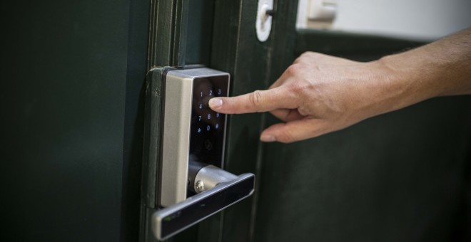 Cerraduras electrónicas instalas en uno de los pisos turísticos de la calle Santa Ana, en Madrid.- JAIRO VARGAS