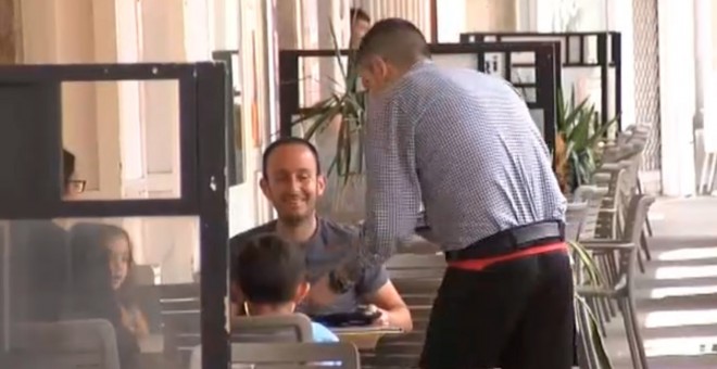 Una camarero durante su jornada laboral.- ATLAS