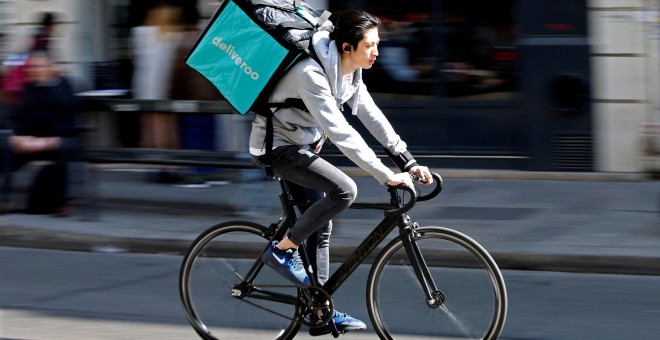 Un repartidor de Deliveroo./ REUTERS