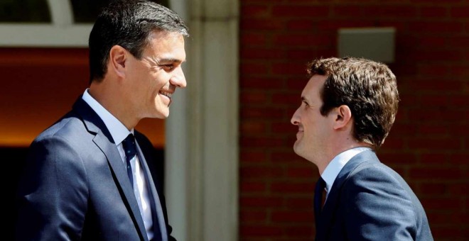 Pedro Sánchez (i) y Pablo Casado (d) antes de su reunión en Moncloa. EFE