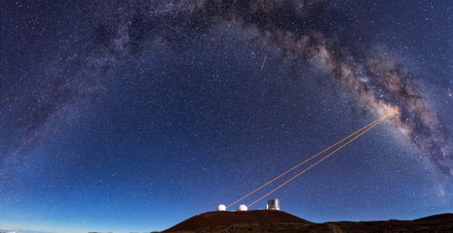 Los láseres de los dos telescopios Keck, propagándose en dirección al centro galáctico. / ETHAN TWEEDIE