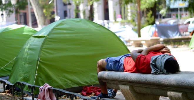 Un hombre se cubre para que el sol no le moleste. ARANCHA RÍOS.