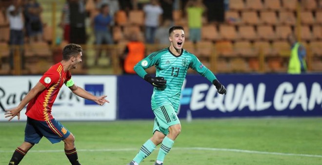 El guardameta de la selección española sub-19, Arnau Tenas(d), y el capitán del combinado nacional, el delantero Abel Ruiz, celebran la victoria ante Francia tras el partido entre ambas selecciones, correspondiente a la semifinal del Europeo sub-19 que se