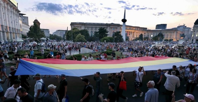 Protestas contra el Gobierno por la lenta respuesta de las autoridades a las llamadas de emergencia de la joven de 15 años secuestrada. / EFE