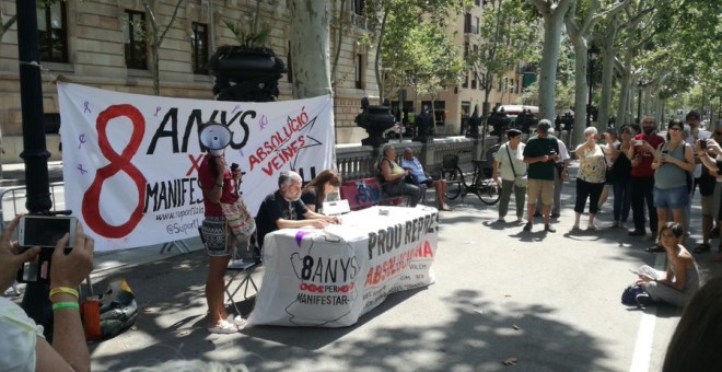 La roda de premsa dels dos activistes. @EtVolemaCasa