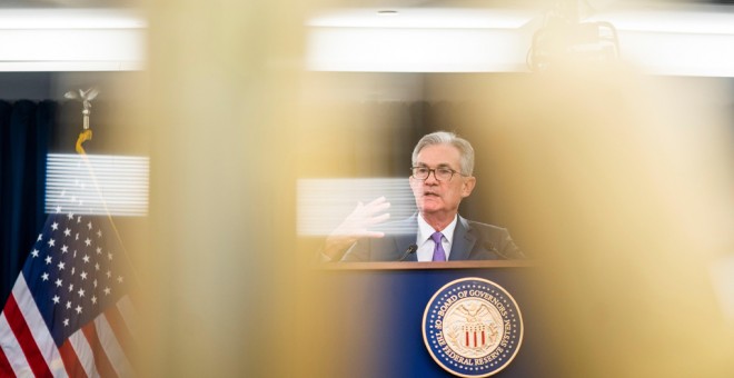 El presidente de la Reserva Federal, Jerome Powell, durante la rueda de prensa posterior a la reunión del banco central estadounidense en la que se acordó una rebaja de los tipos de interés, la primera desde 2008.. EFE/EPA/JIM LO SCALZO