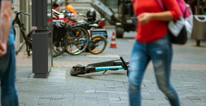 Patinete caído en la calle / Mika Baumeister