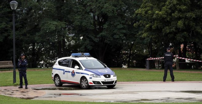 Agentes de la Ertzaintza, custodian la zona en el parque de Etxebarria en la capital vizcaína, se ha producido una violación múltiple. EFE/Luis Tejido