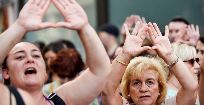 Dos mujeres asisten a la concentración convocada por la asociación feminista Gafas Moradas este lunes en la Plaza Moyúa de Bilbao contra 'los feminicidios y las agresiones machistas'. EFE