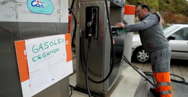 Escasez de combustible en una gasolinera de Oporto (Portugal). Reuters