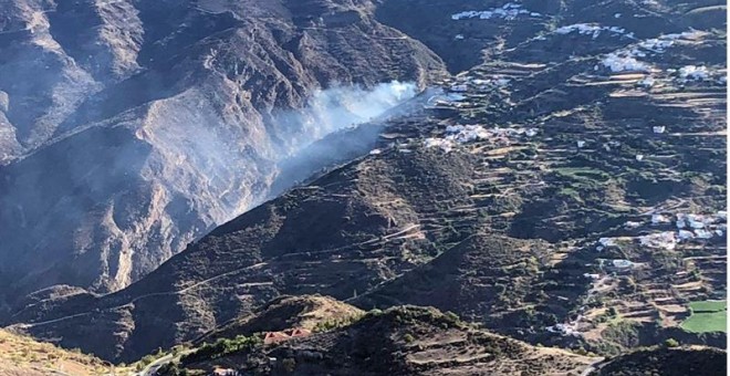 Imagen cedida por el Grupo de Emergencias y Seguridad de Canarias del incendio forestal que afecta a las cumbres de Gran Canaria desde el pasado sábado. - EFE