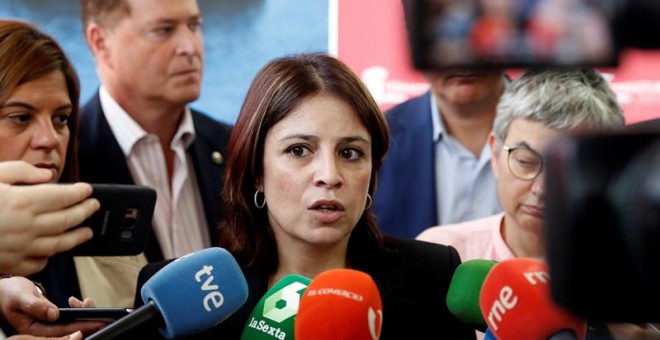 La vicesecretaria general del PSOE, Adriana Lastra, atiende a los medios durante la visita que realizó este miércoles a la Feria Internacional de Muestras de Asturias. EFE