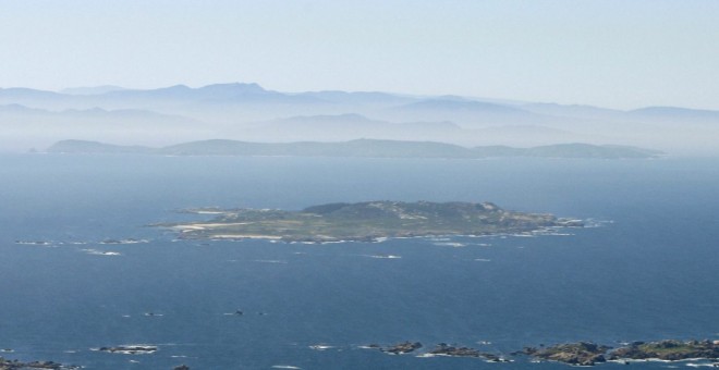 La isla de Sálvora, fotografiada con la isla de Ons al fondo.- EFE/Lavandeira jr (ARCHIVO)