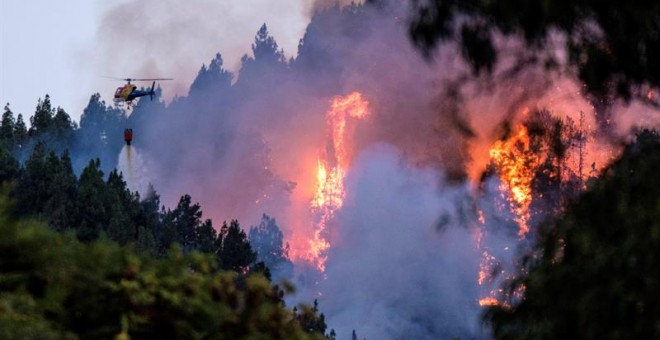 Un dispositivo de emergencia trabaja en la extinción de un incendio en el municipio de grancanario de Valleseco, el tercero importante que se ha declarado en la isla en los últimos ocho días y cuando aún los otros dos no se han dado por extinguidos. -EFE/