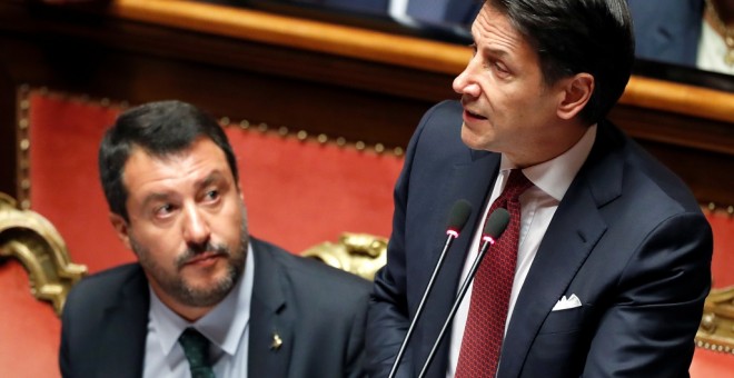 El ya exprimer ministro de Italia, Giuseppe Conte, habla con el ministro de Interior, Matteo Salvini, este martes en el parlamento italiano. REUTERS