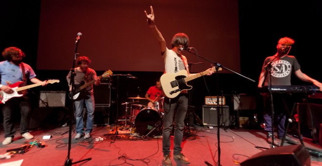 El grup de música Zeidún durant un concert.