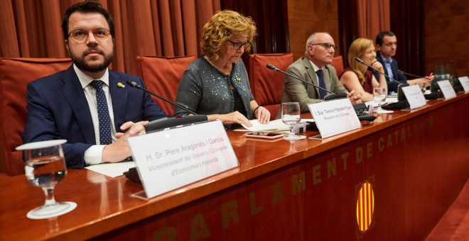 El vicepresidente del Govern y conseller de Economía y Hacienda de la Generalitat, Pere Aragonés, durante su comparecencia ante la comisión de Economía del Parlament para explicar los motivos de los últimos recortes en el gasto público. EFE/Alejandro Garc