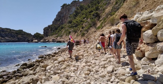 Banyistes a la cala Ambolo de Xàbia, tancada per risc d'ensorrament. Ajuntament de Xàbia