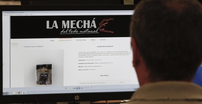 Un usuario navega, este jueves, por la página web de Magrudis, que comercializa la carne mechada 'La Mechá' causante de un brote de listeriosis. A pesar de que la Junta ha ordenado la paralización de la actividad y la retirada de todos sus artículos elabo