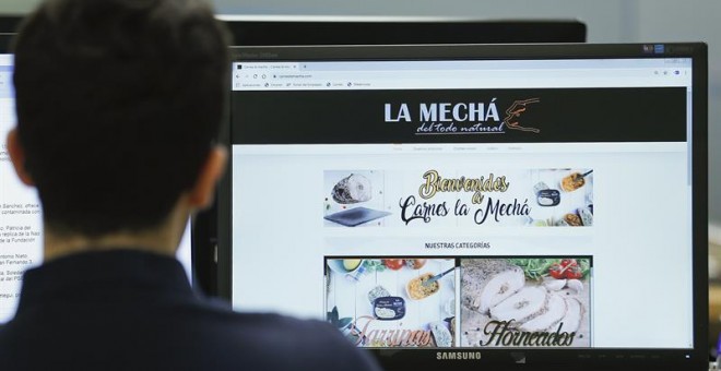 Un usuario navega, este jueves, por la página web de Magrudis, que comercializa la carne mechada 'La Mechá' causante de un brote de listeriosis. A pesar de que la Junta ha ordenado la paralización de la actividad y la retirada de todos sus artículos elabo